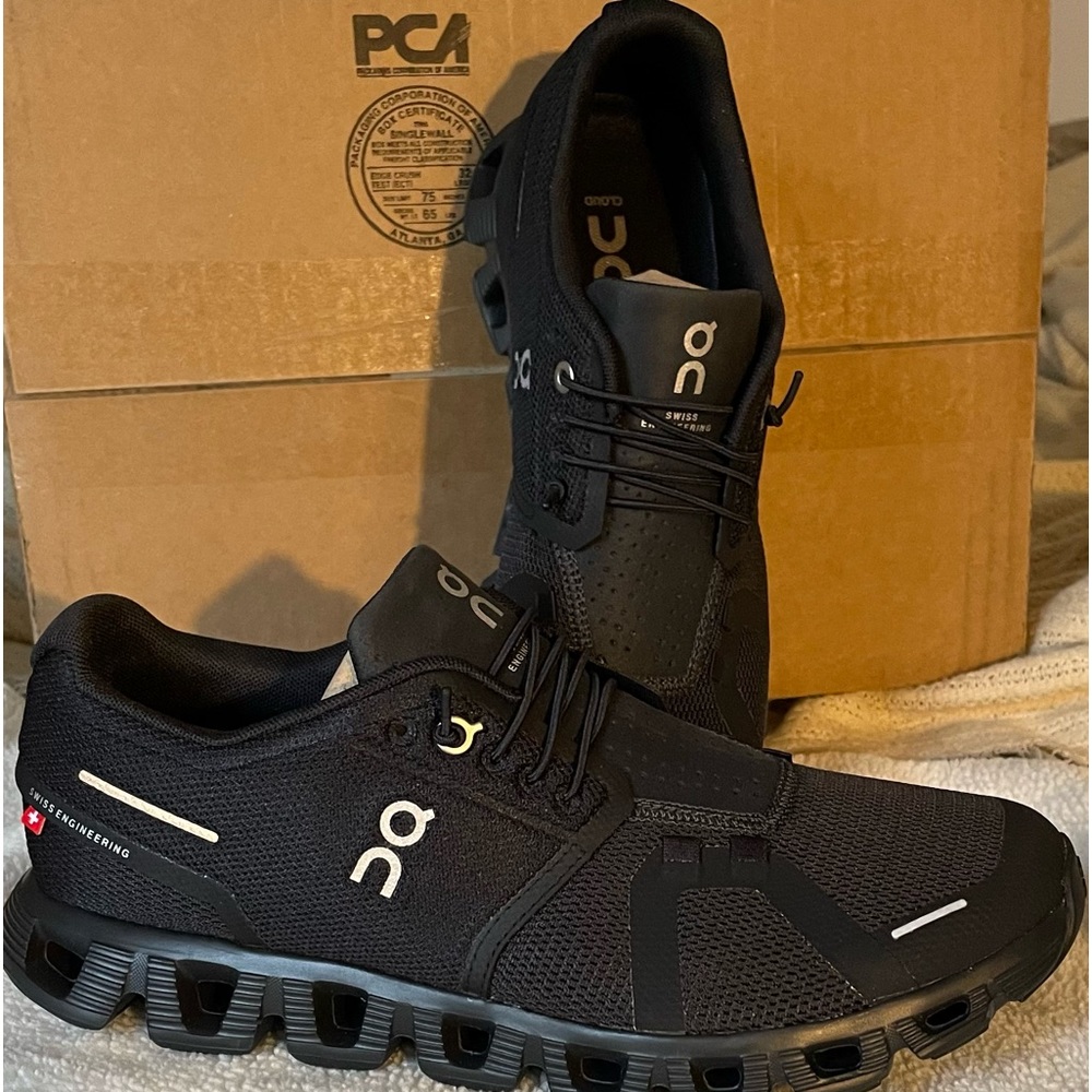 On Cloud 5 Waterproof shoes with extra set of laces